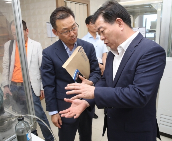 박승원 광명시장이 지난 8월 14일 에이스광명타워에서 ‘기업인과의 간담회’를 가진 후 반도체 기업을 방문해 생산공정을 둘러보고 애로사항을 청취하고 있다. 광명시 제공