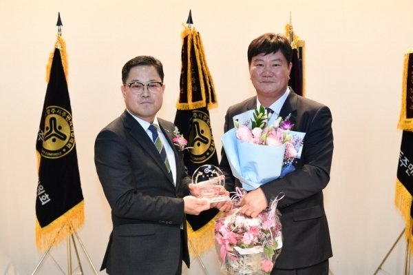 사진 오른쪽 김현수 신임 협의회장