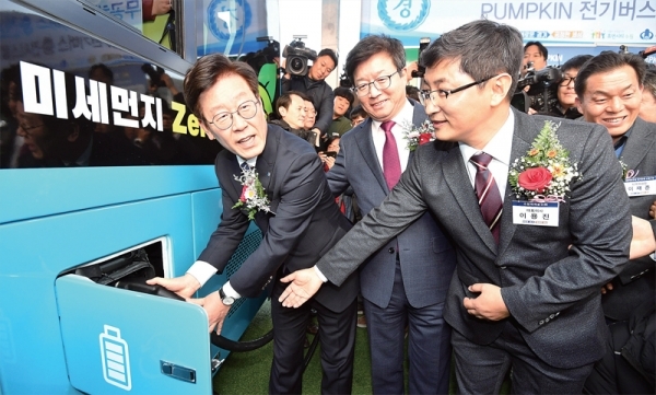 ▲ 9일 수원시 장안구 파장동 수원북부버스공영차고지에서 열린 ‘전기버스 충전인프라 구축사업 준공식 및 시승식’에서 이재명 경기도지사, 염태영 수원시장, 이용진 수원여객운수 대표이사가 무공해 전기버스 충전 시연을 하고 있다. 전형민기자