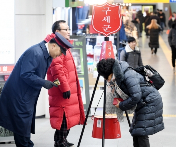 연말을 맞아 수원 등 경기지역에 구세군 자선냄비가 등장한 9일 오후 수원역에서 시민들이 온정의 손길을 모으고 있다. 김시범기자