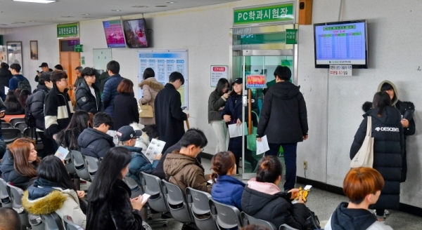 9일 오후 용인운전면허시험장이 운전면허증을 취득하려는 사람들로 북적이고 있다. 수능이 끝난 고 3학생들과 겨울방학 때 면허를 따기위해 준비하는 대학생들이 몰리며 필기시험장 앞에서 길게 대기하고 있다. 윤원규기자