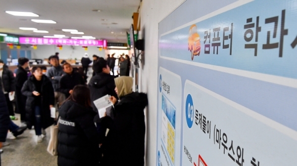 9일 오후 용인운전면허시험장이 운전면허증을 취득하려는 사람들로 북적이고 있다. 수능이 끝난 고 3학생들과 겨울방학 때 면허를 따기위해 준비하는 대학생들이 몰리며 필기시험장 앞에서 길게 대기하고 있다. 윤원규기자