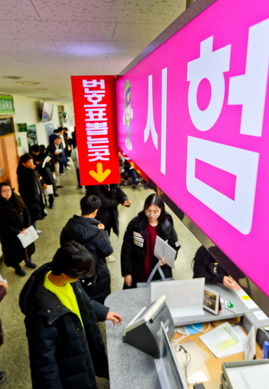 9일 오후 용인운전면허시험장이 운전면허증을 취득하려는 사람들로 북적이고 있다. 필기시험을 통과한 학생들이 기능시험에 응시하기위해 일정을 잡고 있다. 윤원규기자