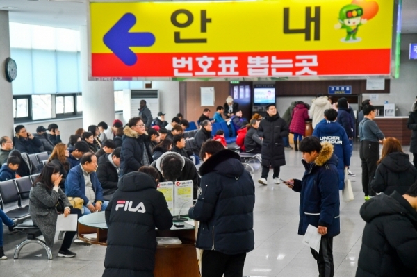 9일 오후 용인운전면허시험장이 운전면허증을 취득하려는 사람들로 북적이고 있다. 윤원규기자