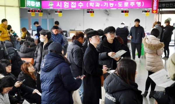 9일 오후 용인운전면허시험장에서 필기시험을 마친 응시자들이 웃으며 시험장을 나오고 있다. 수능이 끝난 고3학생, 대학생 등 운전면허증을 취득하려는 사람들이 가득했다.윤원규기자