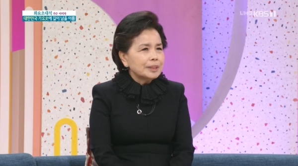 '아침마당'에 출연한 가수 이미자. KBS1