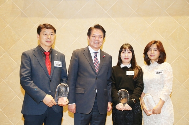 ▲ ‘2019 FC안양 후원인의 밤’ 행사에서 구단주인 최대호(왼쪽 2번째) 안양시장으로부터 감사패를 받은 후원사 관계자들이 기념촬영을 하고 있다.FC안양 제공