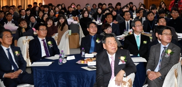 10일 경기도청에서 열린 ‘2019 민원공무원의 날’ 행사에서 김희겸 경기도행정1부지사, 이재영 행정안전부 정부혁신조직실장 등 참석자들이 박수를 치고  있다.전형민기자