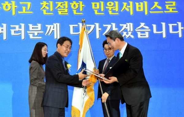 10일 경기도청에서 열린 ‘2019 민원공무원의 날’ 행사에서 이재영 행정안전부 정부혁신조직실장이 김희겸 경기도행정1부지사에게 국민행복민원실 최우수기관으로 선정된 경기도에 대통령상을 시상하고 있다.전형민기자