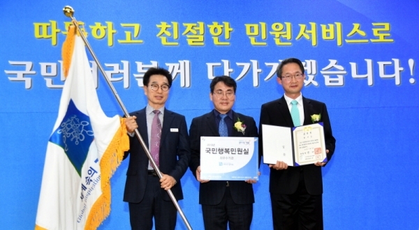 10일 경기도청에서 열린 ‘2019 민원공무원의 날’ 행사에서 이재영 행정안전부 정부혁신조직실장이 김희겸 경기도행정1부지사에게 국민행복민원실 최우수기관으로 선정된 경기도에 대통령상을 시상하고 있다.전형민기자