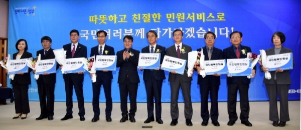 10일 경기도청에서 열린 ‘2019 민원공무원의 날’ 행사에서 이재영 행정안전부 정부혁신조직실장이 국민행복민원실 우수기관으로 선정된 안산시, 평택시 등에 행정안전부 장관상을 시상하고 있다.전형민기자