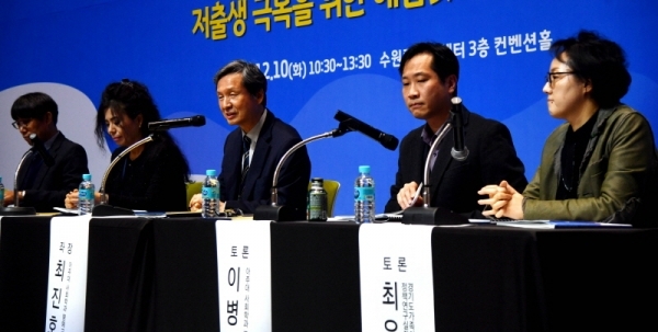 10일 수원컨벤션센터에서 열린 ‘2019 저출생 극복을 위한 해법찾기 대토론회’에서 참석자들이 “경기도 저출생 어떻게 풀어갈까?”란 주제로 토론을 하고 있다.전형민기자