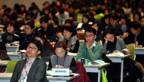 10일 수원컨벤션센터에서 열린 ‘2019 저출생 극복을 위한 해법찾기 대토론회’에서 참석자들이 “경기도 저출생 어떻게 풀어갈까?”란 주제의 토론을 하고 있다.전형민기자