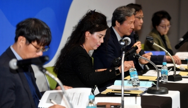 10일 수원컨벤션센터에서 열린 ‘2019 저출생 극복을 위한 해법찾기 대토론회’에서 참석자들이 “경기도 저출생 어떻게 풀어갈까?”란 주제로 토론을 하고 있다.전형민기자