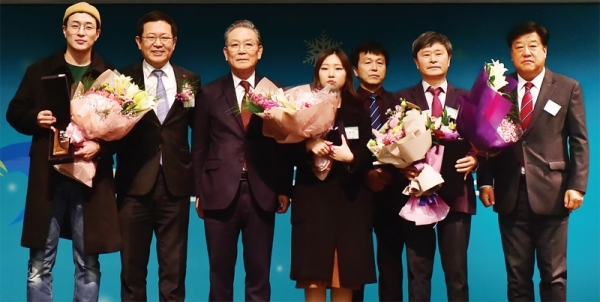 10일 인천 연수구 송도컨벤시아 프리미어볼룸홀에서 열린 ‘2019 인천인 친선교류의 밤 및 올해의 인천인 대상 시상식’에서 수상자 등이 기념촬영을 하고 있다.왼쪽부터 이병헌 영화감독, 박남춘 인천시장, 황규철 인천사랑운동시민협의회 회장, 이강인 축구선수의 누나와 지인 이평재씨, 가천대길병원 권역외상센터 관계자, 정태준 인천축구협회장. 인천시 제공