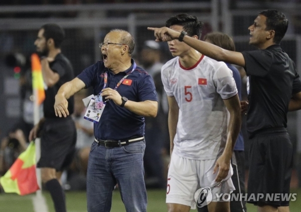 박항서 베트남 감독이 인도네시아와의 동남아시안게임 축구 결승전에서 열정적으로 선수들에게 지시를 내리고 있다. 연합뉴스