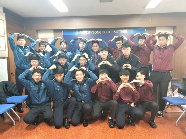 양평경찰서에 근무중인 의무경찰과 사회복부요원들이 지역 내 선배들과의 진솔한 대화를 가진 뒤 기념 촬영을 하고 있다.