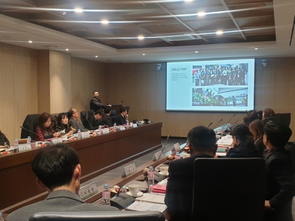 지난 10일 유엔환경계획 아태지역사무소 실무단과 이범선 수원시 환경국장, 환경부 관계자 등이 실무회의를 하고 있다. 수원시 제공