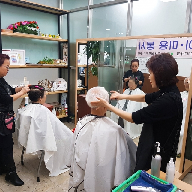 ▲ 1-1. 정자2동 주민자치위원회, ‘어르신 예뻐지세요’ 이미용 봉사