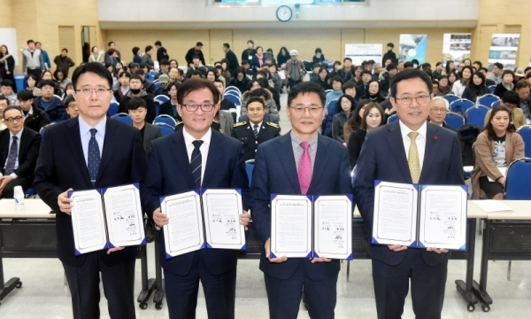 11일 인천 남동구 인천시청 대회의실에서 열린 ‘제5회 인천 시민디자인 한마당 및 공공디자인 포럼’에서 박남춘 시장이 관계기관 대표들과 공공디자인 분야 상호협력 양해각서를 한 이후 기념촬영을 하고 있다. 왼쪽부터 최현호 ㈜스마트미디어 산업진흥협회 부회장, 성기욱 인천스마트시티㈜ 대표이사, 최봉현 (재)한국공예디자인문화진흥원장, 박남춘 인천시장