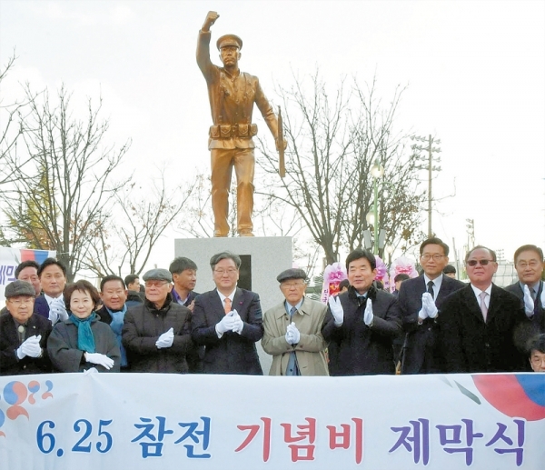 11일 수원중•고등학교에서 열린 ‘6•25 참전 기념비 제막식’에서 김진표•김영진 국회의원, 조명자 수원시의회 의장, 정병천 경기남부보훈지청장, 이재복 수원중•고등학교총동문회장, 이순국 경기일보 이사회 의장 등 참석자들이 국가수호를 위해 참전한 수원중•고교 동문 173명 기리는 6•25 참전 기념비 제막 후 기념촬영을 하고 있다. 전형민기자