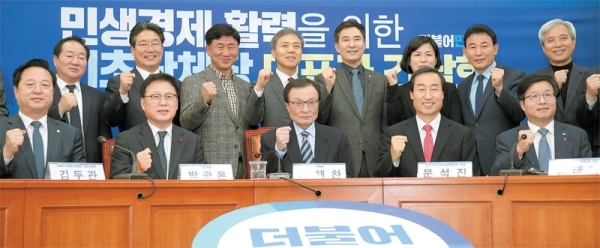 ‘민생경제 활력을 위한 기초단체장 대표자 간담회’가 열린 11일 국회에서 더불어민주당 이해찬 대표와 염태영 수원시장, 곽상욱 오산시장, 서철모 화성시장 등 참석자들이 기념촬영을 하고 있다. 연합뉴스