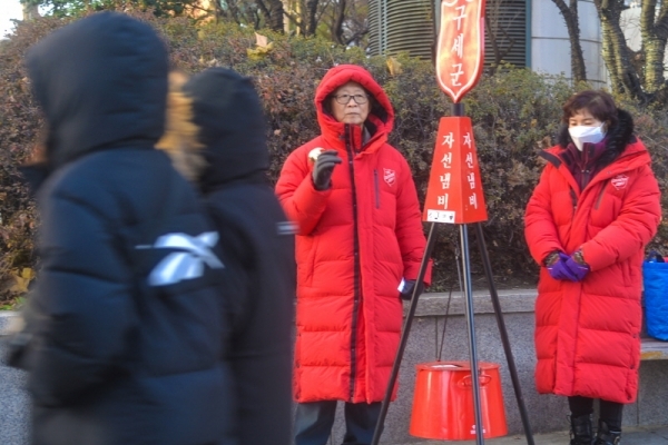 연말을 맞아 인천지역에 구세군 자선냄비가 등장한 12일 오전 인천 미추홀구 터미널사거리에서 시민들이 온정의 손길을 모으고 있다.조주현기자