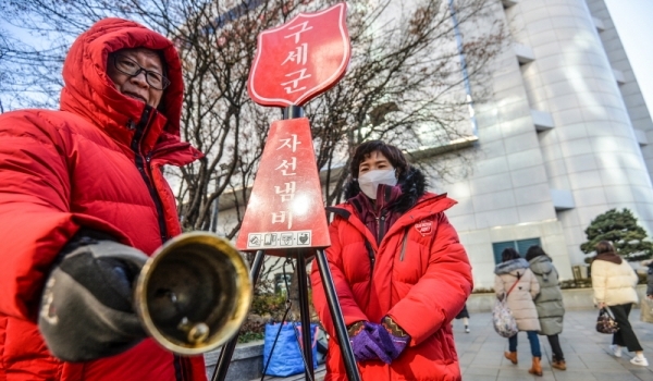 연말을 맞아 인천지역에 구세군 자선냄비가 등장한 12일 오전 인천 미추홀구 터미널사거리에서 시민들이 온정의 손길을 모으고 있다.조주현기자