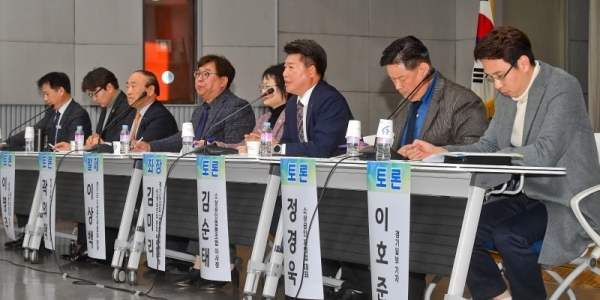 12일 경기도의회 대회의실에서 열린 '경기도 소상고인 지원대책 활성화 방안 토론회'에서 패널들이 의견을 발언하고 있다. 윤원규기자