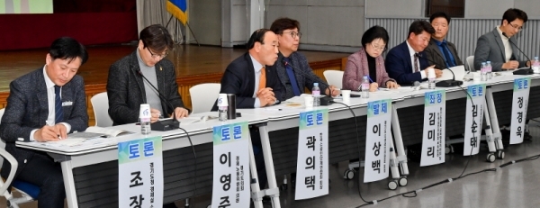12일 경기도의회 대회의실에서 열린 '경기도 소상고인 지원대책 활성화 방안 토론회'에서 패널들이 의견을 발언하고 있다. 윤원규기자
