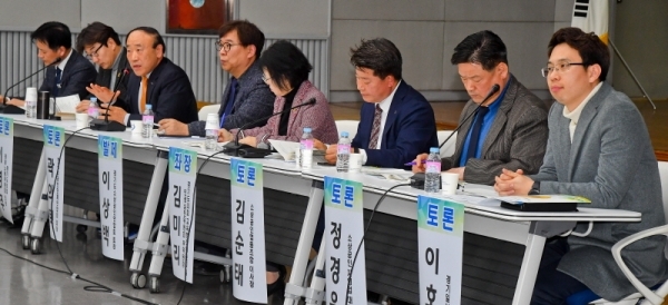 12일 경기도의회 대회의실에서 열린 '경기도 소상고인 지원대책 활성화 방안 토론회'에서 패널들이 의견을 발언하고 있다. 윤원규기자