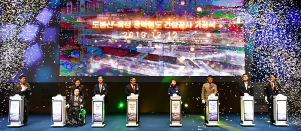 12일 의정부 예술의전당에서 열린 ‘도봉산~옥정 광역철도 건설공사 기공식’에서 이화순 경기도 행정2부지사. 안병용 의정부시장, 이성호 양주시장, 정성호 국회의원, 김원기 경기도의회 부의장 등 참석자들이 기념 세레모니를 하고 있다.전형민기자