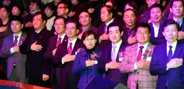 12일 의정부 예술의전당에서 열린 ‘도봉산~옥정 광역철도 건설공사 기공식’에서 이화순 경기도 행정2부지사. 안병용 의정부시장, 이성호 양주시장, 정성호 국회의원, 김원기 경기도의회 부의장 등 참석자들이 국민의례를 하고 있다.전형민기자