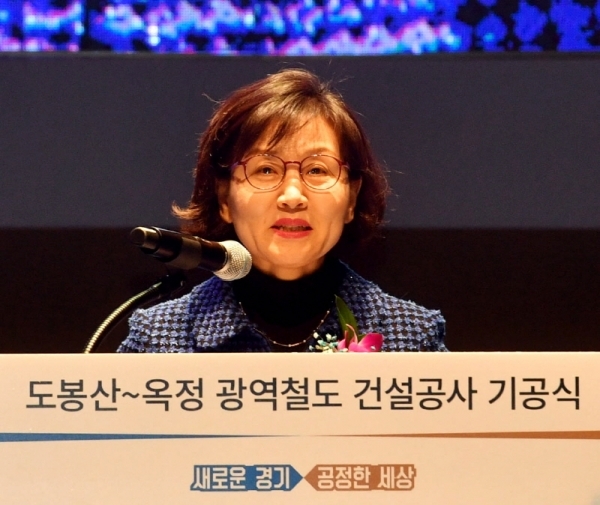 12일 의정부 예술의전당에서 열린 ‘도봉산~옥정 광역철도 건설공사 기공식’에서 이화순 경기도 행정2부지사가 인사말을 하고 있다.전형민기자