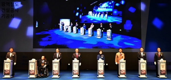 12일 의정부 예술의전당에서 열린 ‘도봉산~옥정 광역철도 건설공사 기공식’에서 이화순 경기도 행정2부지사. 안병용 의정부시장, 이성호 양주시장, 정성호 국회의원, 김원기 경기도의회 부의장 등 참석자들이 기념 세레모니를 하고 있다.전형민기자