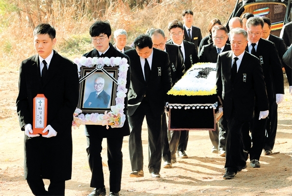 고(故) 김우중 전 대우그룹 회장 유해가 12일 충남 태안군 태안읍에 마련된 장지로 운구되고 있다. 연합뉴스