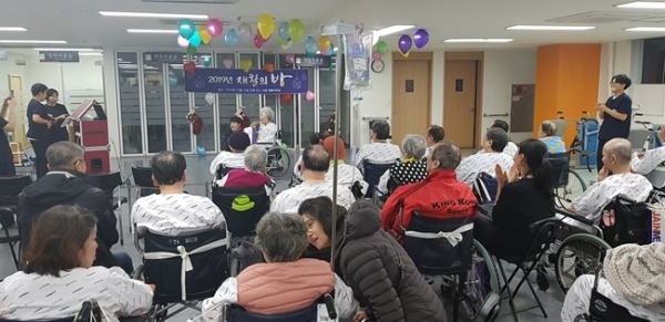 자인메디병원 임직원과 재활 환자들이 한데 어우러져 노래를 부르며 즐거운 시간을 보내고 있다. 자인메디병원