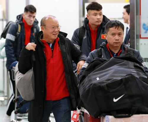 베트남 축구를 동남아시아 최정상에 올려놓은 박항서 감독이 14일 오전 부산 강서구 김해국제공항으로 입국하고 있다. 박 감독이 이끄는 U23 베트남 대표팀은 22일까지 통영 공설운동장에 베이스 캠프를 꾸리고 동계전지훈련에 들어간다.  /연합