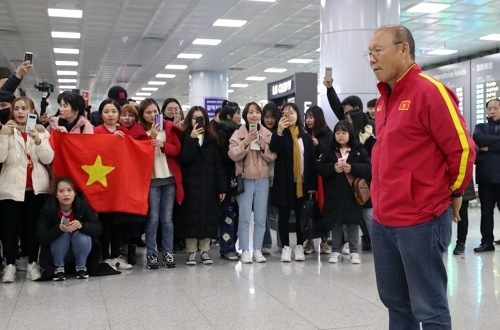 베트남 축구를 동남아시아 최정상에 올려놓은 박항서 감독이 14일 오전 부산 강서구 김해국제공항으로 입국하고 있다. 박 감독이 이끄는 U23 베트남 대표팀은 22일까지 통영 공설운동장에 베이스 캠프를 꾸리고 동계전지훈련에 들어간다.  /연합
