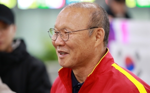 베트남 축구를 동남아시아 최정상에 올려놓은 박항서 감독이 14일 오전 부산 강서구 김해국제공항으로 입국하고 있다. 박 감독이 이끄는 U23 베트남 대표팀은 22일까지 통영 공설운동장에 베이스 캠프를 꾸리고 동계전지훈련에 들어간다.