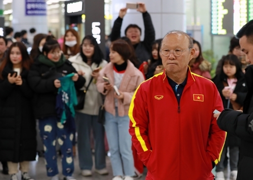 베트남 축구를 동남아시아 최정상에 올려놓은 박항서 감독이 14일 오전 부산 강서구 김해국제공항으로 입국하고 있다. 박 감독이 이끄는 U23 베트남 대표팀은 22일까지 통영 공설운동장에 베이스 캠프를 꾸리고 동계전지훈련에 들어간다.