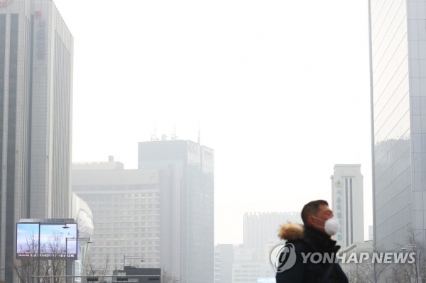 파란 하늘은 전광판에만