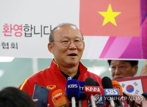 베트남 축구를 동남아시아 최정상에 올려놓은 박항서 감독이 14일 오전 부산 강서구 김해국제공항에서 취재진 질문에 답하고 있다. 박 감독이 이끄는 U23 베트남 대표팀은 경남 통영에서 전지훈련을 갖는다.