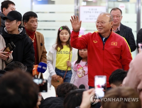 베트남 축구를 동남아시아 최정상에 올려놓은 박항서 감독이 14일 오전 부산 강서구 김해국제공항으로 입국하고 있다. 박 감독이 이끄는 U23 베트남 대표팀은 경남 통영에서 전지훈련을 갖는다.