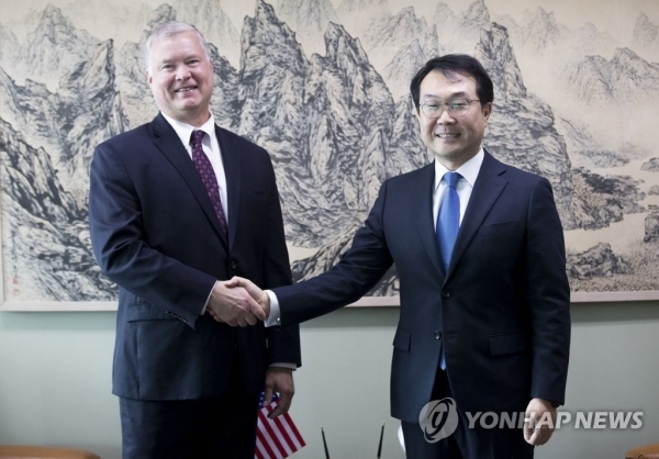 이도훈 외교부 한반도평화교섭본부장이 지난 8월 21일 오전 서울 종로구 외교부 청사에서 열린 한미 북핵 수석대표 협의에 앞서 스티븐 비건 미 국무부 대북정책특별대표와 악수하고 있다.
