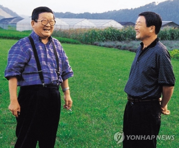 구자경 LG그룹 명예회장이 14일 별세했다. 향년 94세. 1925년생인 구 명예회장은 LG 창업주인 고(故) 구인회 회장의 장남으로 LG그룹 2대 회장을 역임했다. 고인은 1995년 1월 럭키금성 그룹을 LG그룹으로 바꾸고 장남인 고 구본무 회장에게 물려주고 경영 일선에서 물러났다. 사진은 1999년 구자경 LG명예회장(왼쪽)과 고(故) 구본무 전 LG회장이 담소를 나누고 있는 모습. 2019.12.14 [연합뉴스 자료사진]