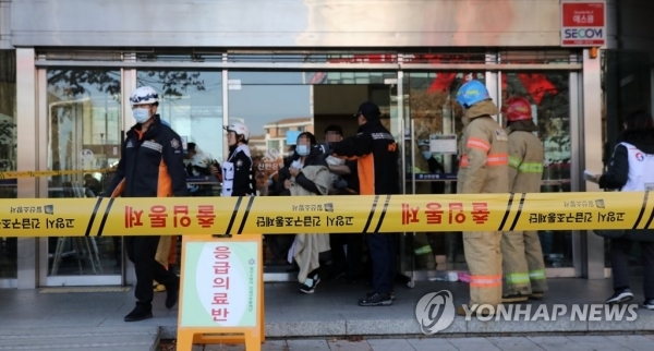 14일 오전 경기도 고양시 일산동구 한 여성병원 건물 화재로 옆 건물로 대피한 신생아와 산모 등이 인근의 다른 병원으로 옮기고 있다.