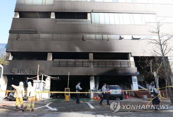 14일 오전 10시 7분께 경기도 고양시 일산동구의 8층짜리 여성병원 건물 1층에서 불이 나 약 25분 만에 진화됐다. 이불로 병원 1층 주차장과 외벽이 검게 타 있다.