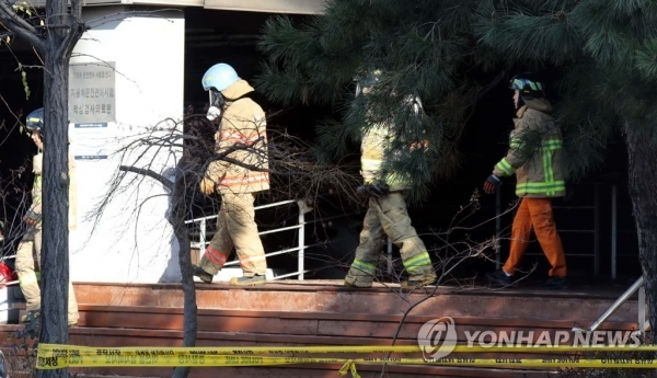 14일 오전 10시 7분께 경기도 고양시 일산동구의 8층짜리 여성병원 건물 1층에서 불이 나 약 25분 만에 진화됐다. 소방관들이 인명검색을 위해 분주히 움직이고 있다.