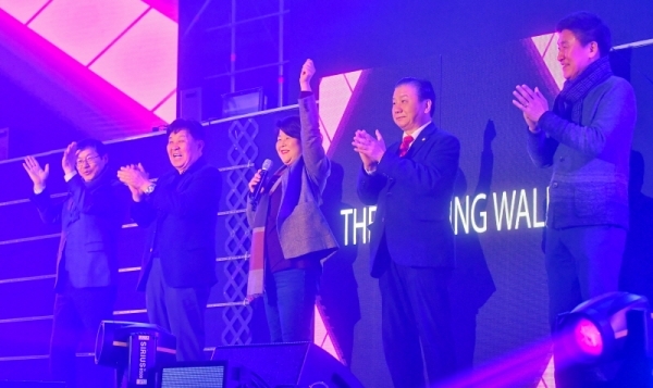건전 여가문화 조성과 함께하는 '젊은 수원'의 미래란 슬로건으로 수원문화재단과 경기문화관광연구사업단이 주최 및 주관한 EDM 페스티벌 'The Lighting Wall 2019'이 열린 14일 오후 수원 컨벤션센터에서 조명자 수원시의회 의장, 신항철 경기일보 대표이사 사장 등 내빈들이 개막선언을 하고 있다. 윤원규기자